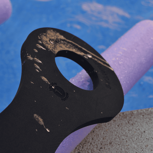 Niña con conector para churro de piscina Criaturas Infinitas