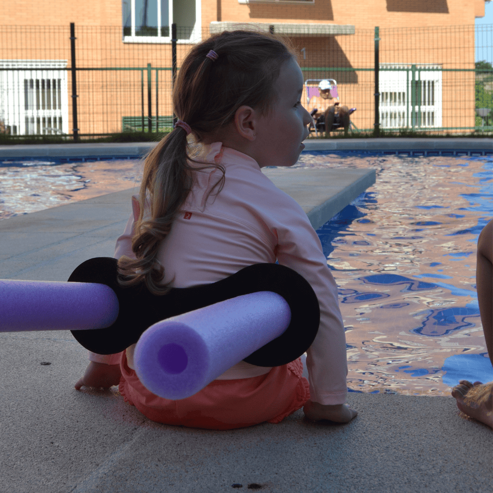 Niña con conector para churro de piscina Criaturas Infinitas
