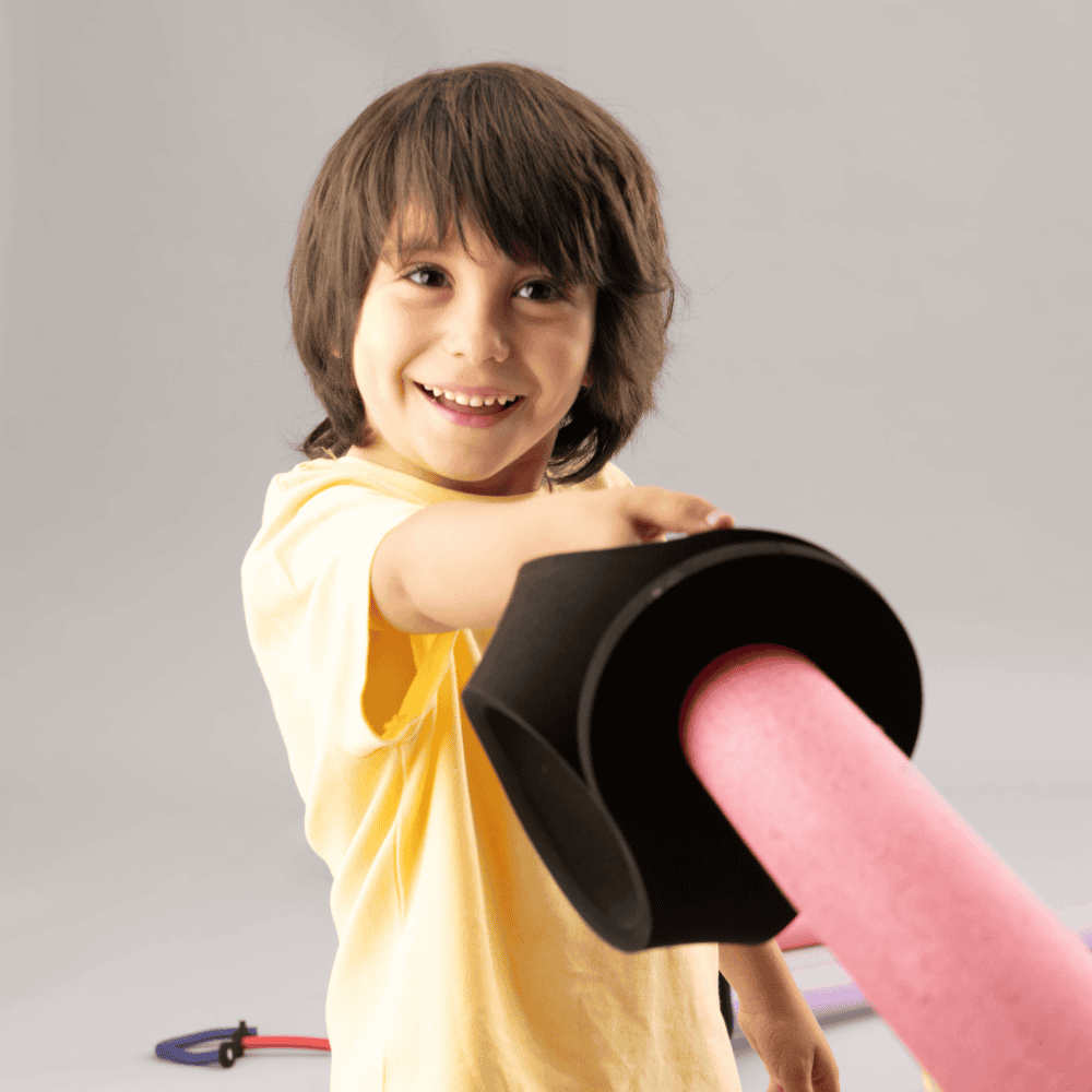 niños jugando con las piezas de criaturas infinitas