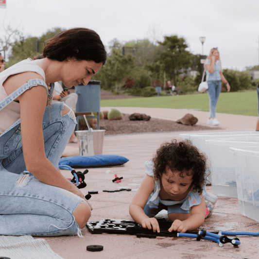 Familia jugando con el juego de construcción de criaturas infinitas