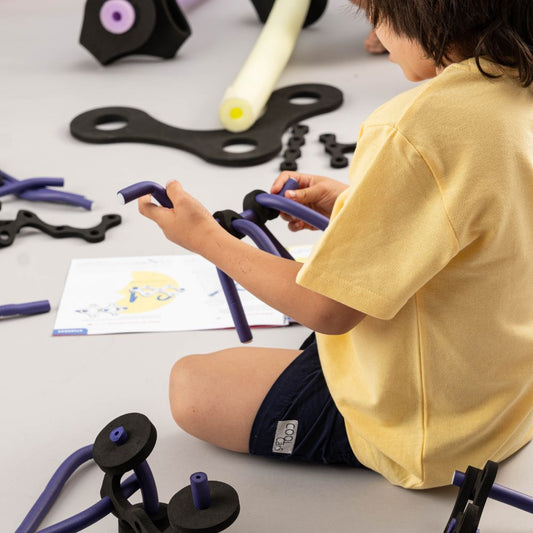 Niño jugando con Pack Hormiga de Criaturas Infinitas