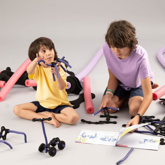 niños jugando con criaturas infinitas