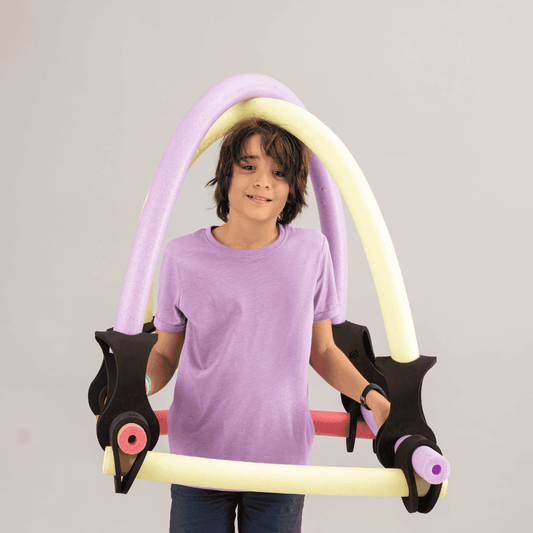 niño jugando con el juego de construcción de criaturas infinitas