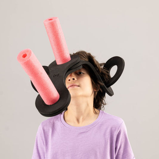 Niño jugando con el Pack Rino: juego de construcción XXL bando formado por piezas y churros de piscina. Está disfrazado con una máscara