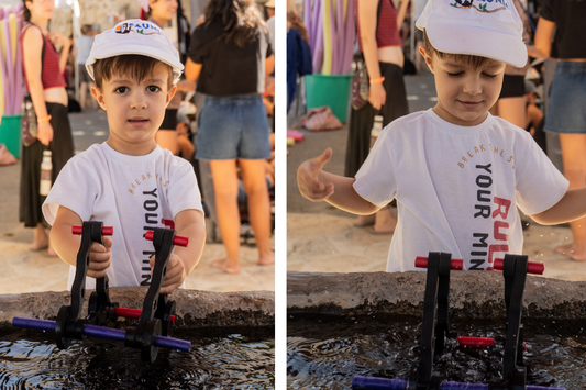 Niño jugando con un juego de construcción creativo