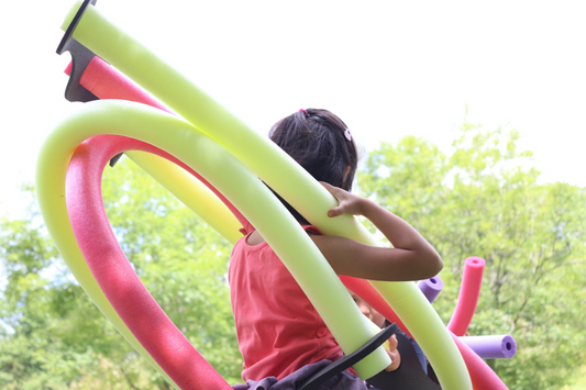 Niña jugando con Criaturas Infinitas