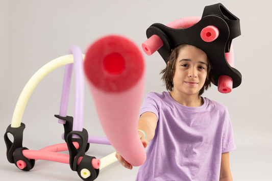 niño jugando con criaturas infinitas