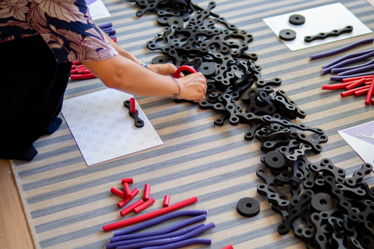 Niña construyendo con material educativo Criaturas Infinitas en el aula