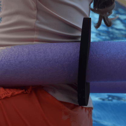 Niña con conector para churro de piscina Criaturas Infinitas