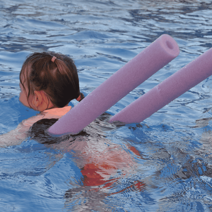Niña con conector para churro de piscina Criaturas Infinitas