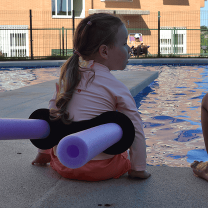 Niña con conector para churro de piscina Criaturas Infinitas