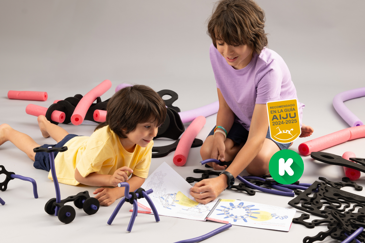 Niños jugando con Criaturas Infinitas