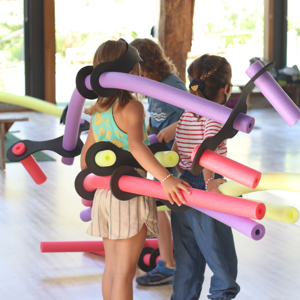 Niñas jugando con Criaturas Infinitas