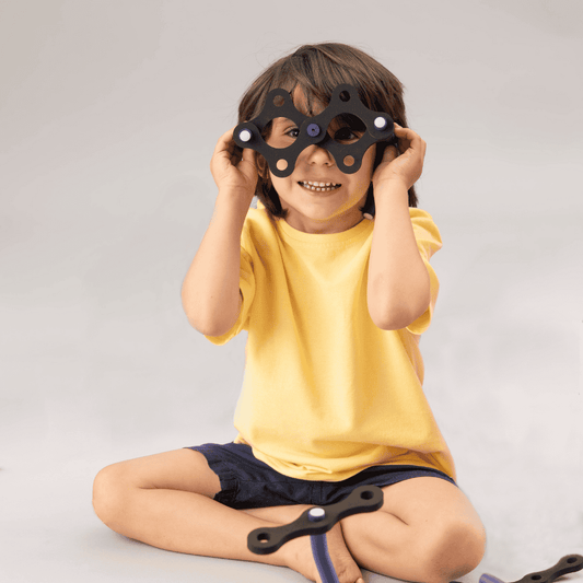 Niño jugando con Pack Hormiga de Criaturas Infinitas